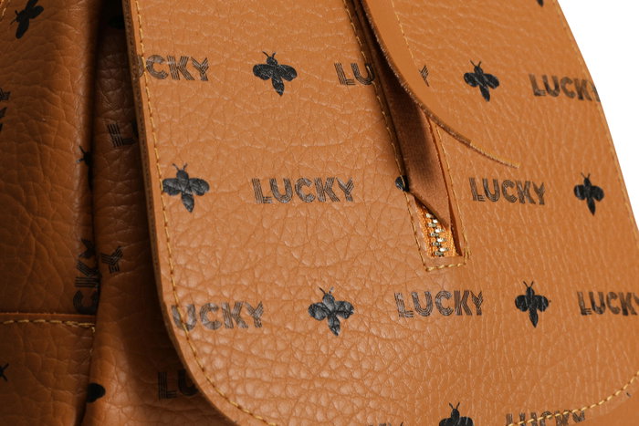 Lucky Bees Mochila 945 Mostaza, Elegante y Sofisticada de Polipiel, 23x8x33cm, 3 Bolsillos Interiores, Correa Ajustable 100cm